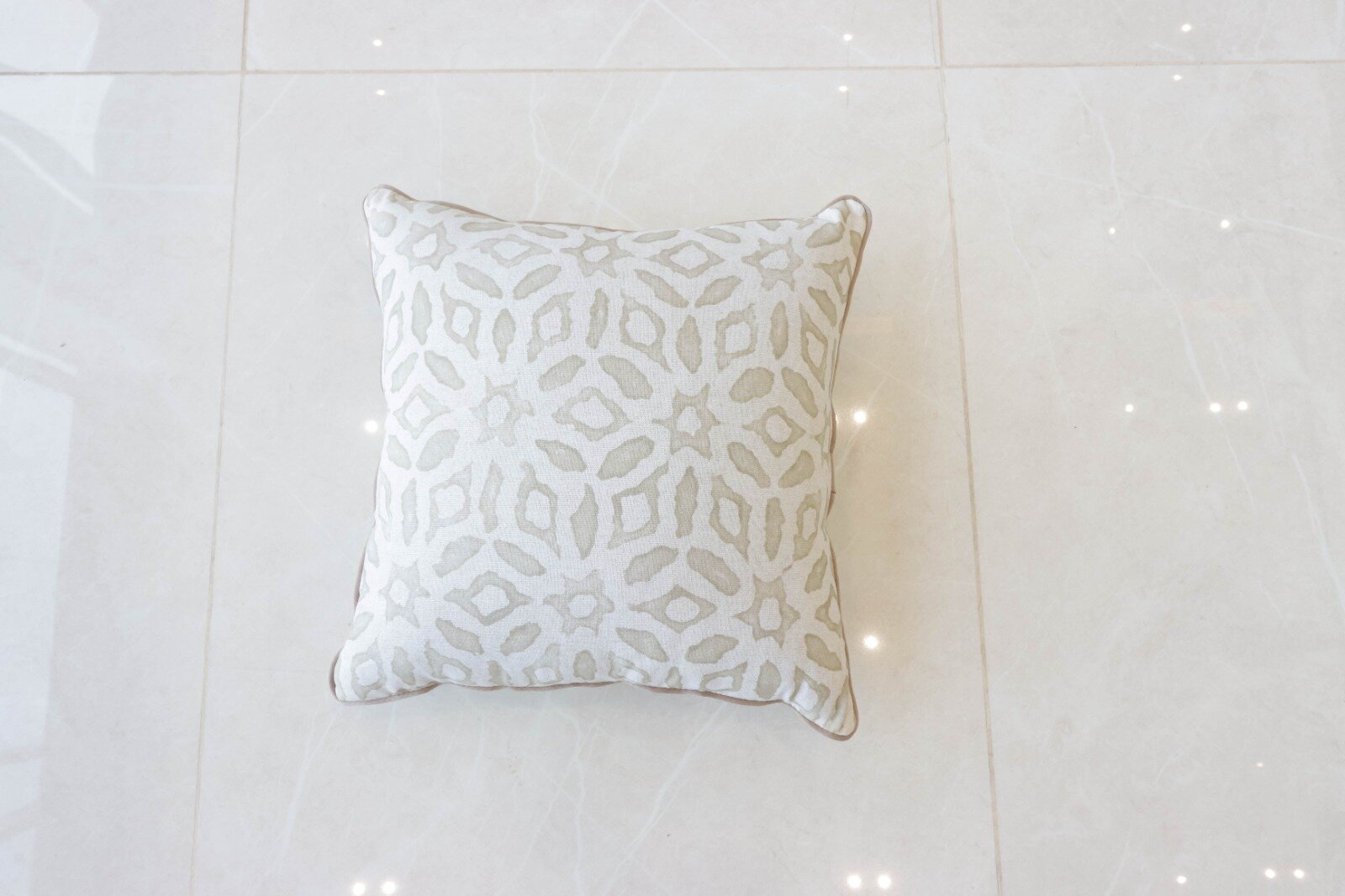 coussin beige et blanc